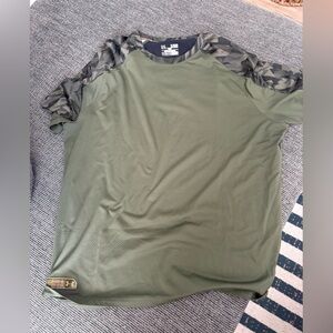 Under Armour Men's Olive and Camo workout Tee XL